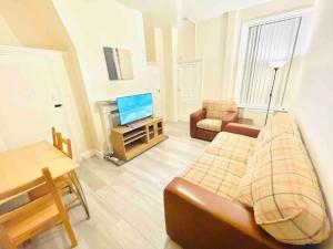 sala de estar con sofá y TV en Spacious 2 Bedroom Apt Newcastle Upon Tyne, en Elswick