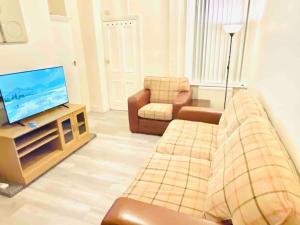 sala de estar con sofá y TV de pantalla plana en Spacious 2 Bedroom Apt Newcastle Upon Tyne, en Elswick