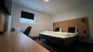 Cama en habitación con mesa y cama sidx sidx sidx sidx en 201 Hotel, en Reikiavik