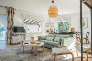 ein Wohnzimmer mit einem Sofa und einem Tisch in der Unterkunft Villa Teranga - PlusHolidays in Benissa