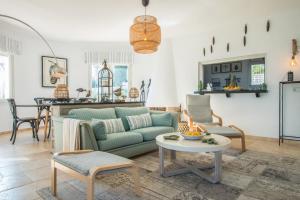 ein Wohnzimmer mit Sofa und Tisch in der Unterkunft Villa Teranga - PlusHolidays in Benissa