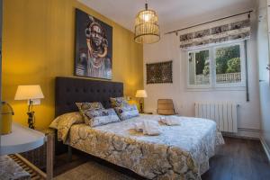 ein Schlafzimmer mit einem großen Bett mit gelben Wänden in der Unterkunft Villa Teranga - PlusHolidays in Benissa + 27 Fotos