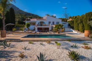 eine Villa mit Swimmingpool und ein Haus in der Unterkunft Villa Teranga - PlusHolidays in Benissa