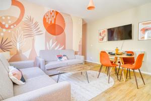 uma sala de estar com um sofá e uma mesa em Appartement équipé à 5 minutes de Paris em Ivry-sur-Seine