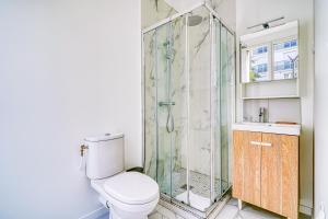 a bathroom with a toilet and a glass shower at Appartement équipé à 5 minutes de Paris in Ivry-sur-Seine