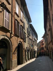 un vicolo in una città con un edificio di B&B Home Sweet Home a Bergamo