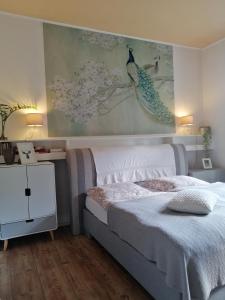 ein Schlafzimmer mit einem Bett und einem Wandgemälde in der Unterkunft Villa Elisenruh in Schmalfeld
