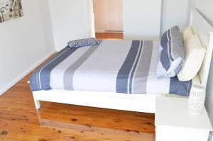 Ένα ή περισσότερα κρεβάτια σε δωμάτιο στο Sundeck