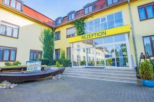 ein gelbes Gebäude mit einem Schild, das Ablehnung liest in der Unterkunft Seehotel Brandenburg an der Havel in Brielow