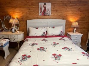 Un dormitorio con una cama con flores rojas. en Cozy room in a barn with farm view en Dublín