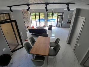 伊斯梅爾雷的住宿－Istisu Valley Spa，一间带木桌和椅子的用餐室