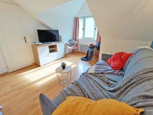 Televízia a/alebo spoločenská miestnosť v ubytovaní L'Esquiros, studio, centre Luchon, casier à skis, wifi, ascenseur, 3 personnes + 15 fotografií