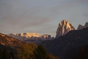 a view of a mountain range with trees in the foreground at Garni Tschutscherhof in Laion