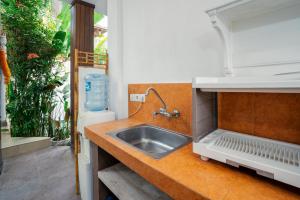 - une cuisine avec un évier et un canapé dans l'établissement Villa Balika 2, à Canggu