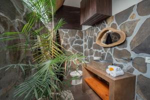 La salle de bains est pourvue d'une table en bois et de plantes. dans l'établissement Villa Balika 2, à Canggu