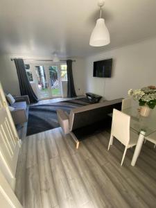 1 dormitorio con cama, escritorio y mesa en Maidstone villa 3 bedroom free sports channels,parking en Kent