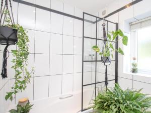 a bathroom with plants on the wall at Bayview Villa in Portland