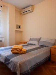 Un dormitorio con una cama con dos toallas encima. en Piso amplio, iluminado y muy bien comunicado, en Madrid