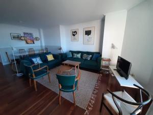 ein Wohnzimmer mit Sofa und Tisch in der Unterkunft Muskaria Espectacular 1ª Línea Playa-piscina by Egona in Zarautz