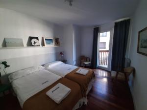 ein Schlafzimmer mit einem Bett, auf dem zwei Handtücher liegen in der Unterkunft Muskaria Espectacular 1ª Línea Playa-piscina by Egona in Zarautz