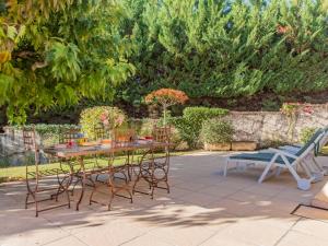 eine Terrasse mit einem Tisch, Stühlen und Bäumen in der Unterkunft Holiday Home Lumière - VSB100 by Interhome in Vinsobres