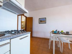 カポリーヴェリにあるApartment Elbamar Lacona I-1 by Interhomeのキッチン(コンロ、カウンタートップ付)