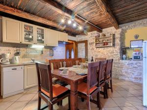 een keuken en eetkamer met een houten tafel en stoelen bij Holiday Home Bozac - VOJ100 by Interhome in Vodnjan