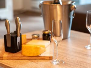 uma mesa de madeira com dois copos de vinho e um balde em Apartment Niki by Interhome em Norddeich