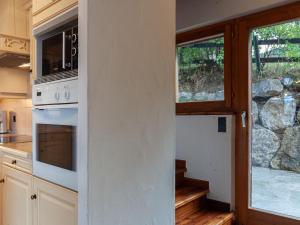 Кухня или кухненски бокс в Chalet Belle Vue by Interhome