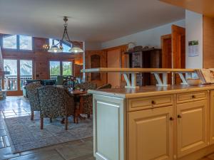 Кухня или кухненски бокс в Chalet Belle Vue by Interhome