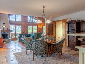 Кухня или кухненски бокс в Chalet Belle Vue by Interhome