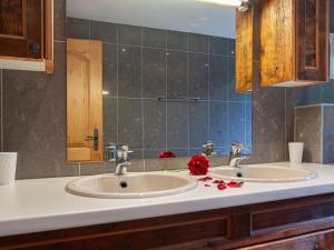 Баня в Chalet Belle Vue by Interhome