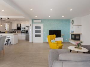 Kuchyň nebo kuchyňský kout v ubytování Villa Luka by Interhome