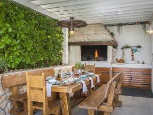 Restaurace v ubytování Villa Luka by Interhome
