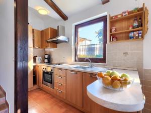 eine Küche mit einer Schale Obst auf der Theke in der Unterkunft Holiday Home Ema by Interhome in Nova Vas