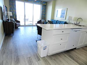 eine Küche mit einem Waschbecken und ein Wohnzimmer in der Unterkunft 1 BR Direct Oceanfront Condo Wyndham Ocean Walk Resort - Daytona Funland 703 in Daytona Beach