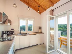 Kuchyň nebo kuchyňský kout v ubytování Holiday Home Dalmacia by Interhome