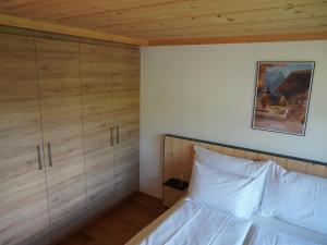 格施塔德的住宿－Apartment Giferblick by Interhome，一间卧室配有一张床和木制橱柜