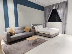 Chambers Residences Suites KLCC في كوالالمبور: غرفة معيشة مع أريكة وطاولة