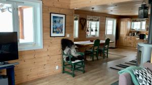 sala de estar con mesa, sillas y TV en Panorama Logde Stryn, with Jacuzzi, Sauna and Spectacular Views! en Stryn