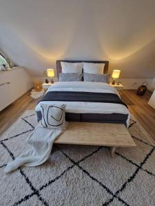 Posteľ alebo postele v izbe v ubytovaní Voll ausgestattetes 2 Zimmer Apartment Sanssouci