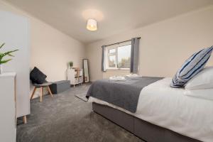Un dormitorio con una cama grande y una ventana en Watling Apartments Tamworth en Tamworth