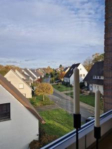 einen Balkon mit Blick auf ein Wohngebiet in der Unterkunft Voll ausgestattetes 2 Zimmer Apartment Sanssouci in Osnabrück