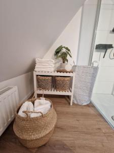 ein Zimmer mit einem Korb auf dem Boden und Handtüchern in der Unterkunft Voll ausgestattetes 2 Zimmer Apartment Sanssouci in Osnabrück