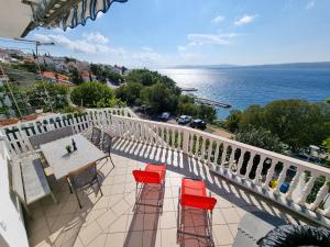un balcone con tavolo e sedie e l'oceano di NIKO LUX Apartment with Jacuzzi only 70m from the beach a Dramalj