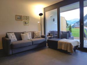 Una sala de estar con un sofá y una puerta corrediza de vidrio. en Apartment Greenview by Interhome, en Blankenburg 27 fotos más