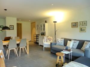 una sala de estar con un sofá y una mesa en Apartment Greenview by Interhome, en Blankenburg