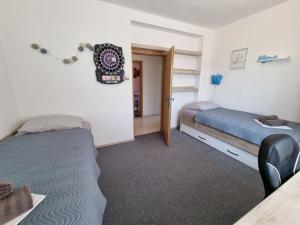 una camera da letto con due letti e un tavolo di NIKO LUX Apartment with Jacuzzi only 70m from the beach a Dramalj