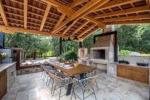 ロヴィニにあるVilla My Vladanの大きな屋外キッチン(テーブル、椅子付)