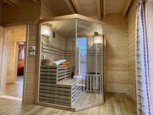 eine Sauna mit Glastür in einem Zimmer in der Unterkunft Holiday Home Chalet Sven by Interhome in Spiegelau
